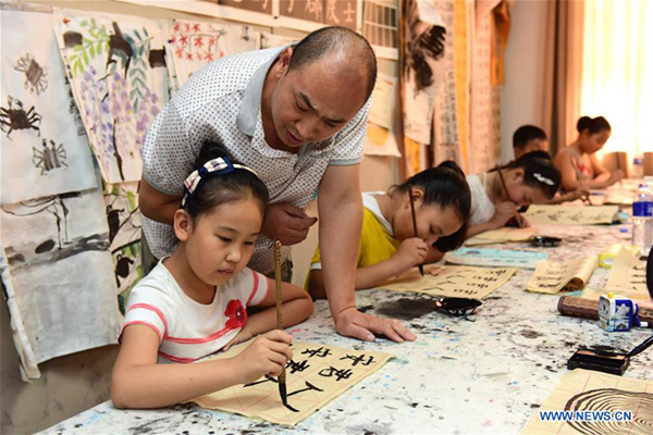 Traditional culture brings joy to children in summer vacation