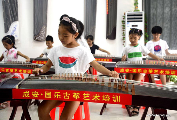 Traditional culture brings joy to children in summer vacation