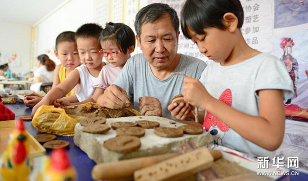 Traditional culture brings joy to children in summer vacation