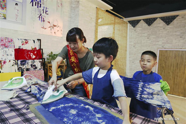 Traditional culture brings joy to children in summer vacation