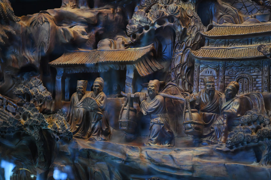 Woodcarving of ancient masterpiece debuts in North China