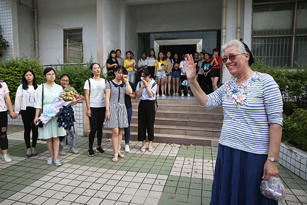 Foreign teacher leaves library legacy at Chinese university
