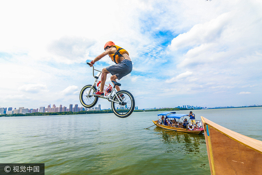 'Lake-jumping' festival brings coolness in Wuhan