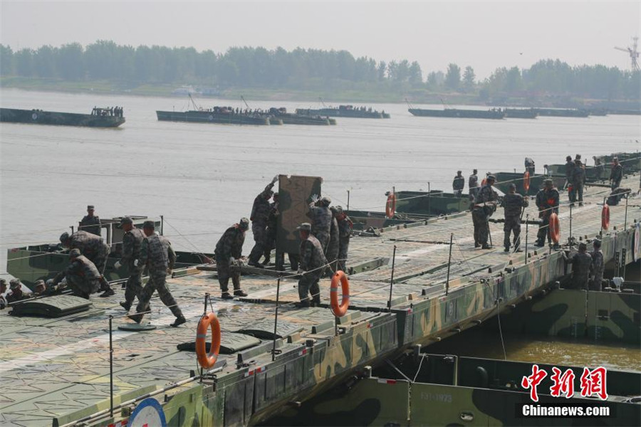 Soldiers build 900-meter-long pontoon in 27 minutes