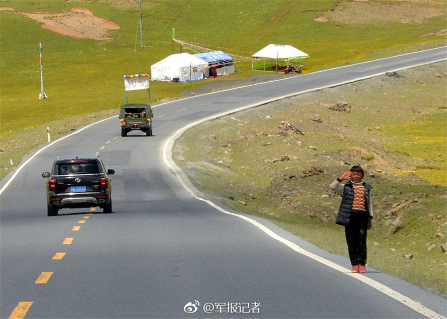Children salute soldiers along Sichuan-Tibet Highway