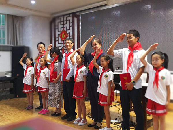 Doctors teach science to primary school students