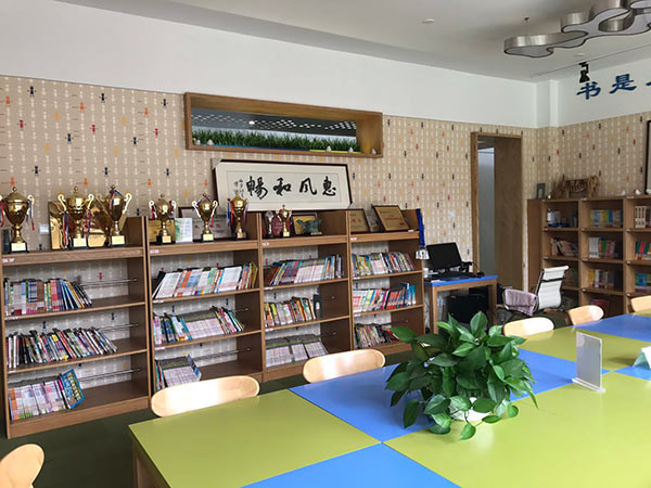 Doctors teach science to primary school students