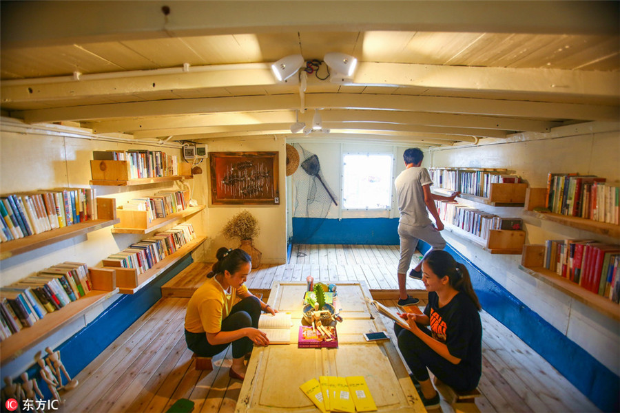 Floating library in island province Hainan