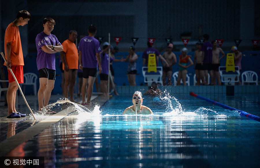 Tsinghua students take swimming test to get degree