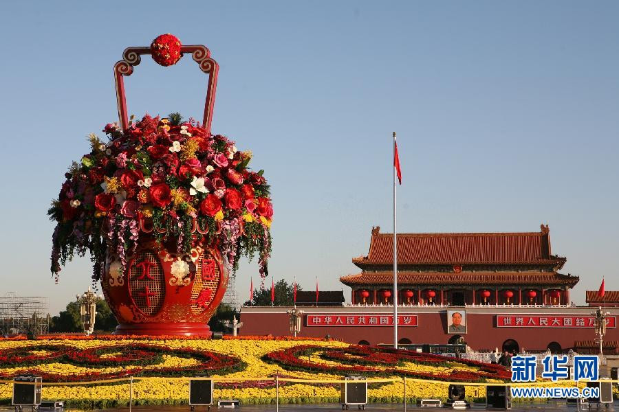 Images: Changes in Tian'anmen Square decorations for National Day