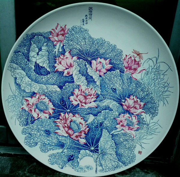 Chongqing factory worker draws on white china plates with pen