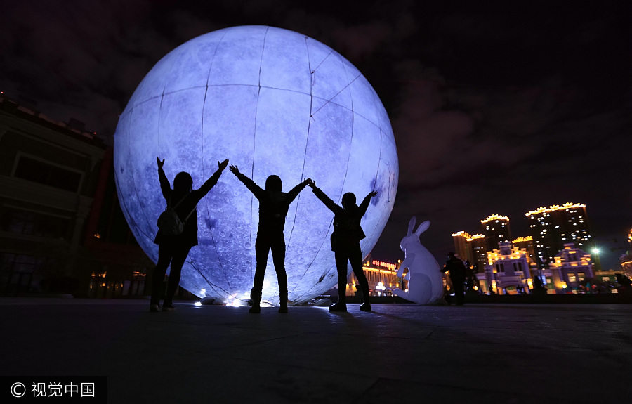 China enjoys festival views of moon