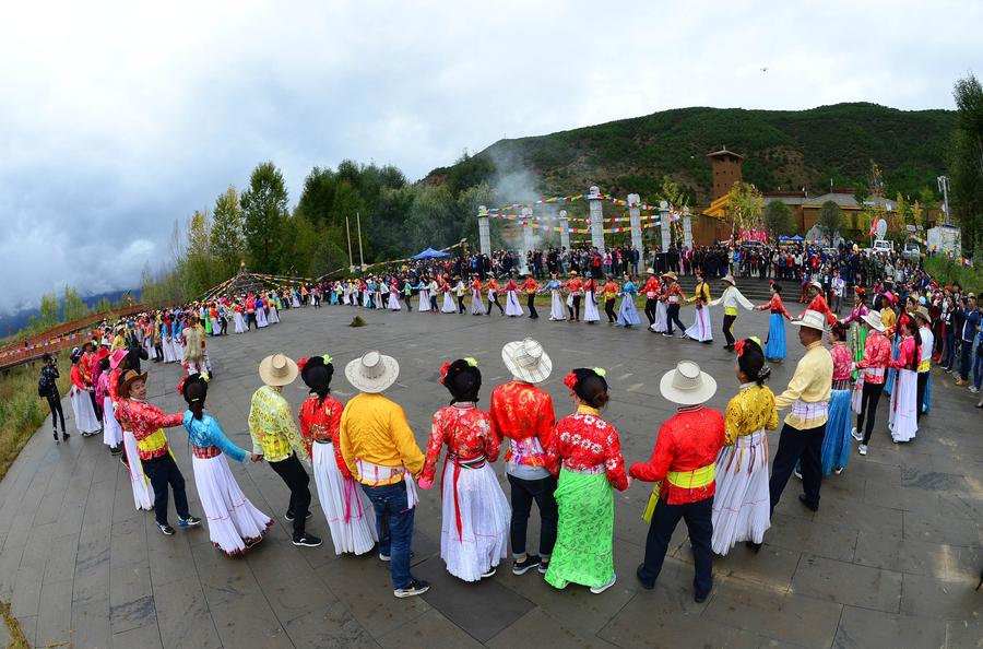 Group wedding ceremony held by Lugu Lake in SW China's Sichuan