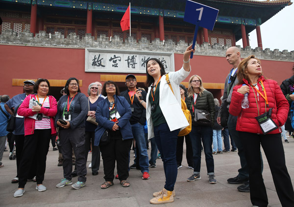 chinese tour guide yells at tourist for refusing to shop