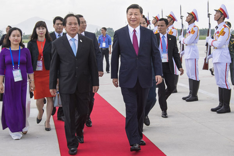 In pics: Xi's hectic schedule during APEC meetings in Vietnam