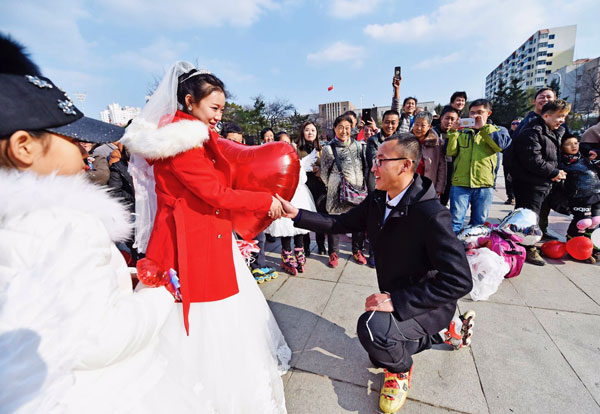 Couple tie the knot in roller skates