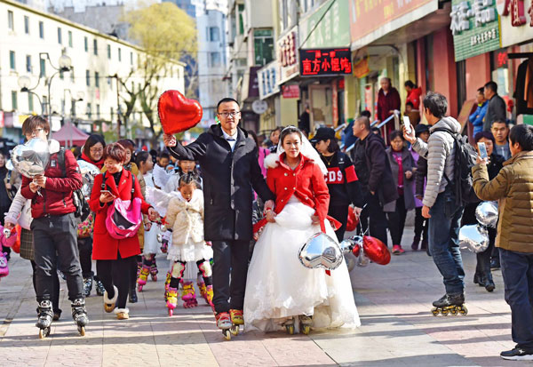 Couple tie the knot in roller skates