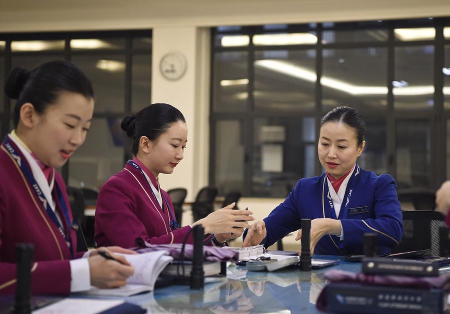 Daughter succeeds mother as flight attendant in China Southern Airlines