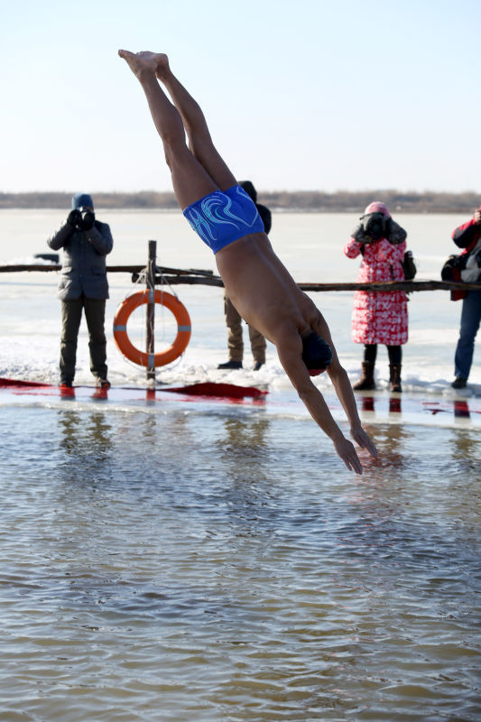 Winter swims offer chance for frozen fun in Harbin