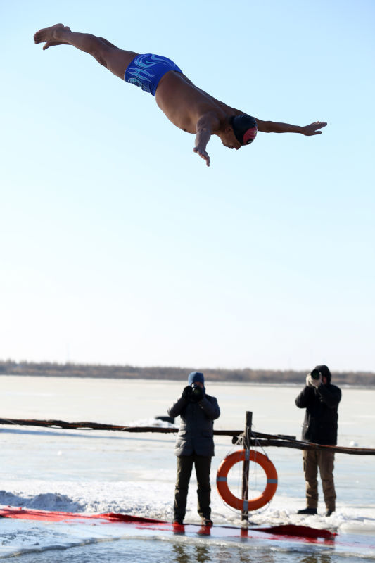 Winter swims offer chance for frozen fun in Harbin