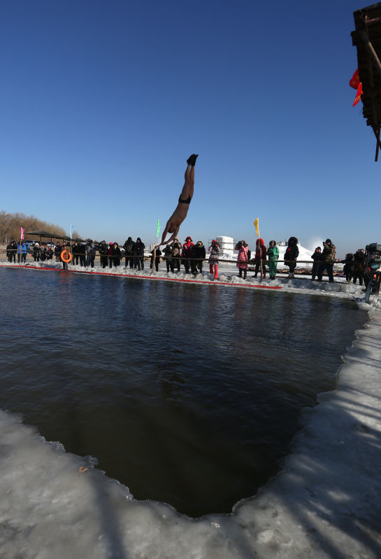 Winter swims offer chance for frozen fun in Harbin