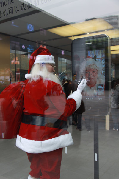 Santa comes to Apple store