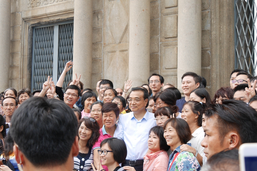 Premier Li stops for Macao foods, landmarks