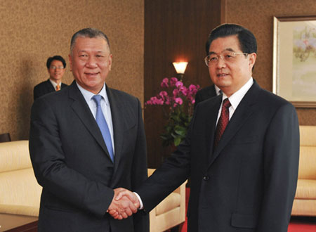 Hu arrives in Macao for 10th anniversary celebrations