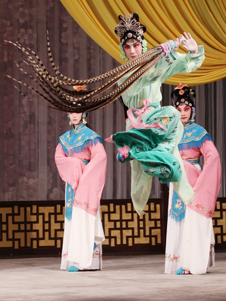 Les vedettes masculines qui interprètent les rôles féminins dans l’opéra de Pékin