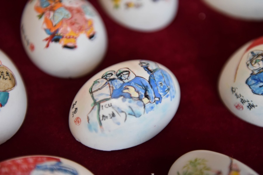 L’artiste transmet un message positif à travers des sculptures d’œufs