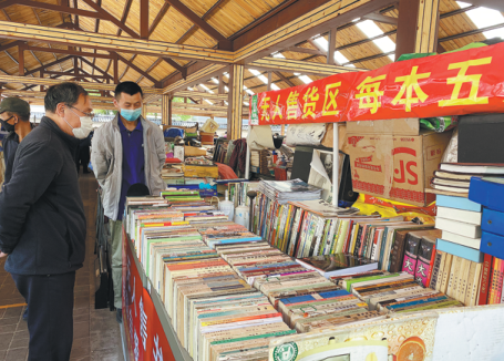 Un stand de livres sans personnel retient l’attention