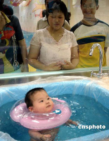 Baby swimming competition in Suzhou