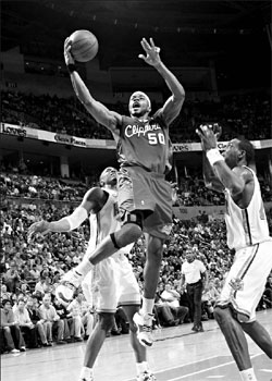 Hornets sting Clippers, stay in hunt