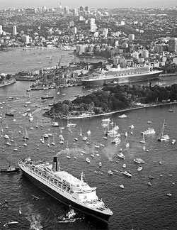 Dubai to buy QE2 for floating hotel