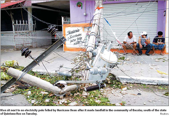 Dean takes aim at mainland Mexico