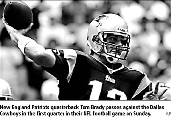 Brady powers Patriots in battle of unbeatens