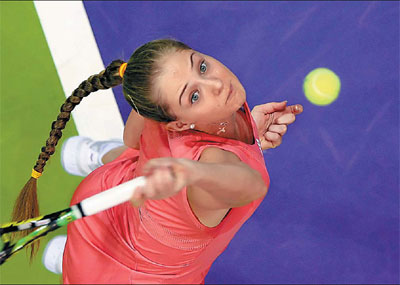 Henin breezes past Jankovic