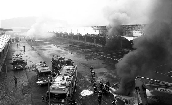 Warehouse fire kills 40 in S. Korea