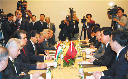 China offers aid to Pakistan, Hu meets C. Asian leaders
