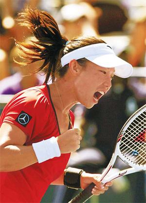 Sharapova, Oudin win to set up third-round match
