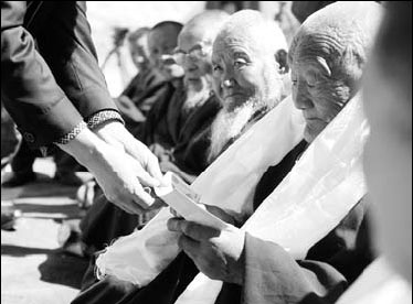 Elderly monks, nuns in Tibet get pensions