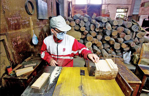 Making fans by maintaining an ancient China tradition