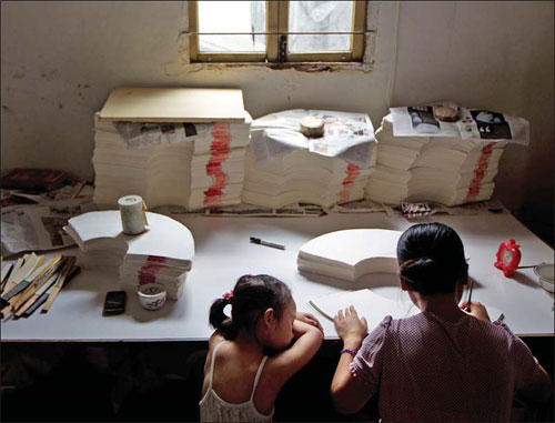 Making fans by maintaining an ancient China tradition