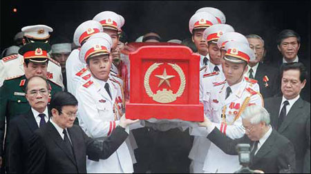 Vietnam buries heroic general