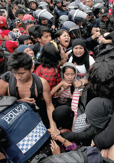 Mexicans demand return of students