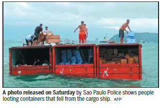 Looters swoop after load falls from ship