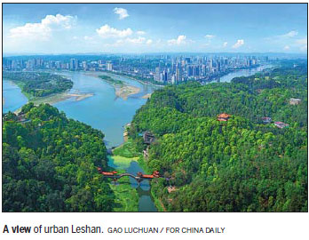 Leshan Sites Draw Crowds