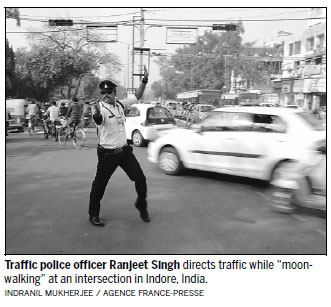 India's 'moonwalking' traffic cop turns heads