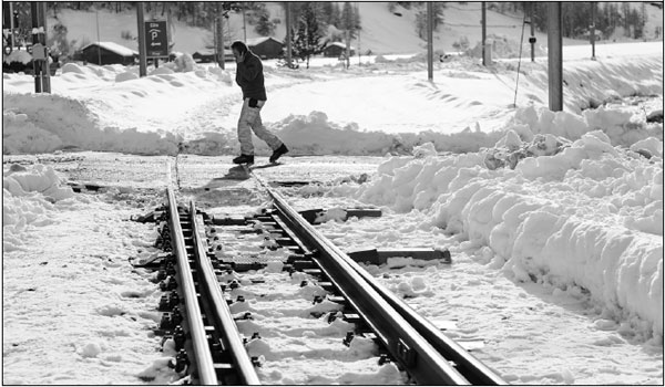 Trains resume in snowbound Swiss resort