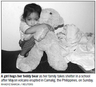 12,000 flee as lava oozes from Mayon volcano